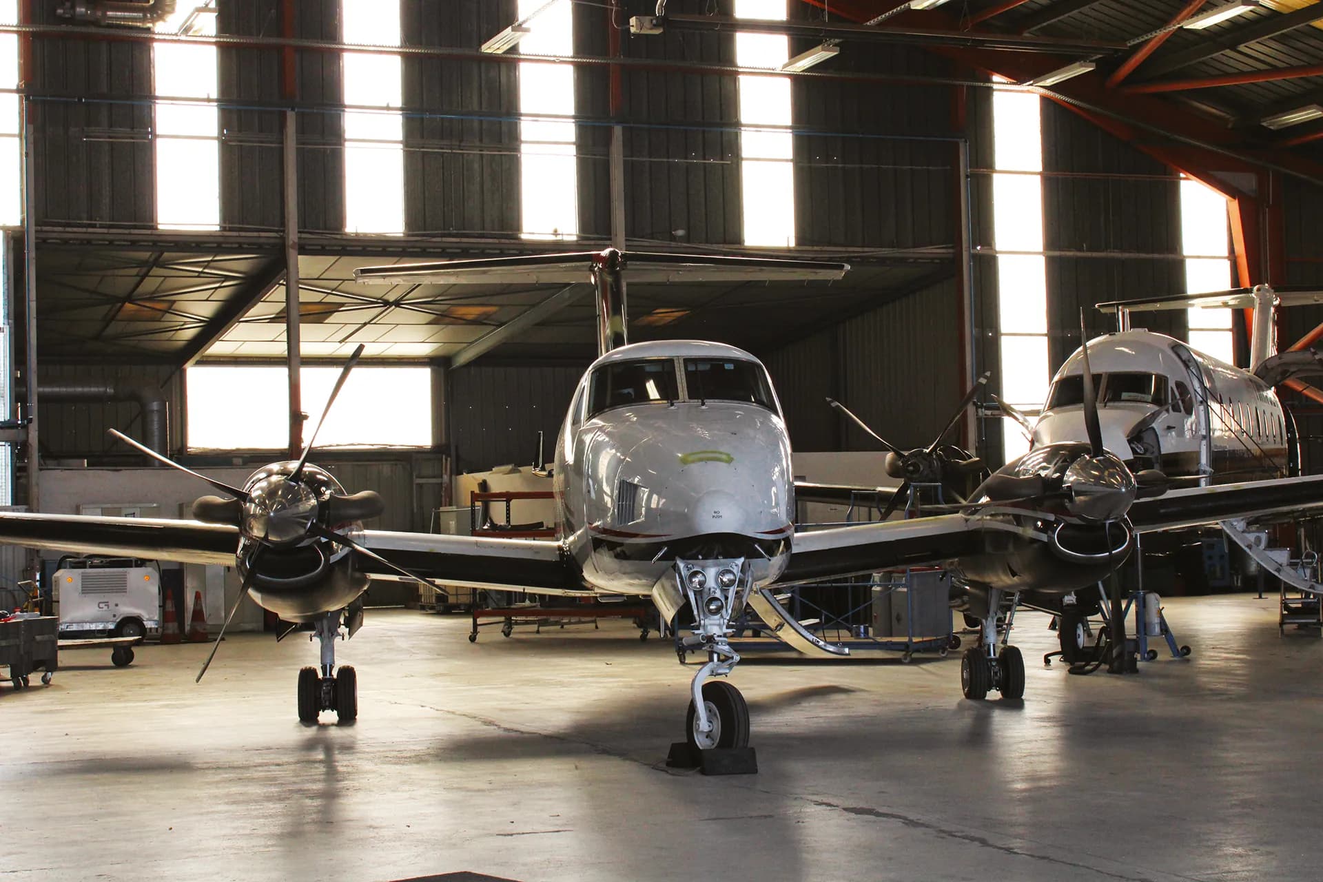 Avion dans un hangar de Aerotec & Concept