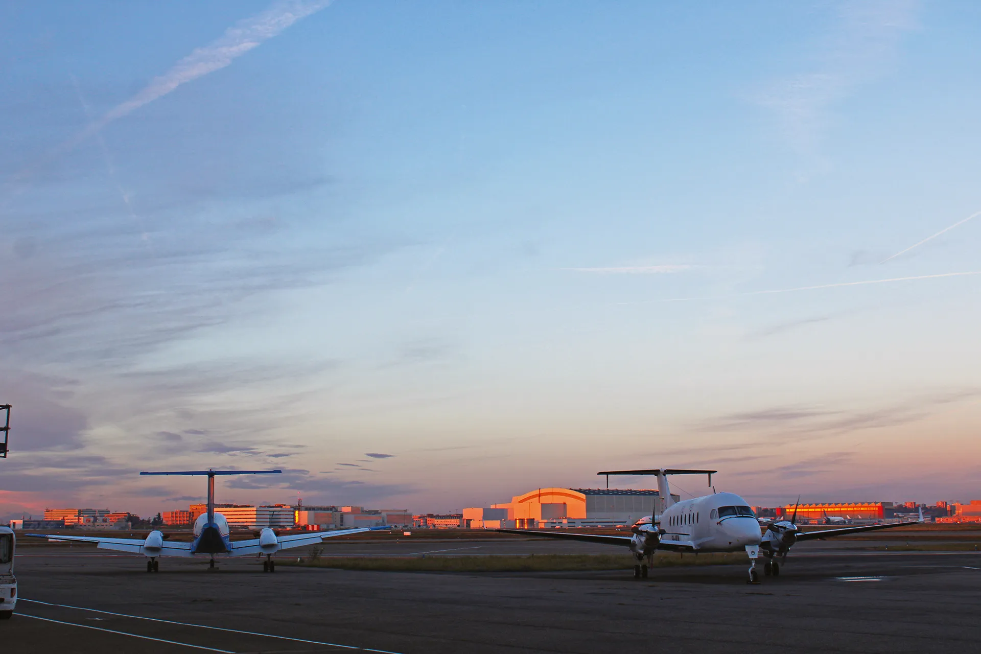 Avion sur le tarmac au coucher du soleil